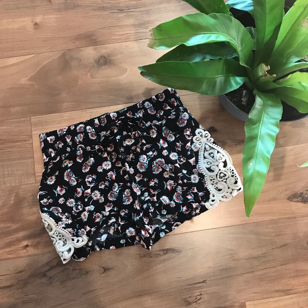 25% OFF BUNDLES Floral flowy shorts
